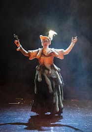 En julsaga. Nora Bredefeldt som Juliet, Föregående julars ande. Foto: Josefin Wiklund. 