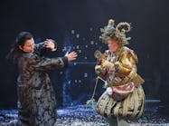 En julsaga. Görel Crona (Ebenezer Scrooge), Karin Paulin (Julien). Foto: Josefin Wiklund. 