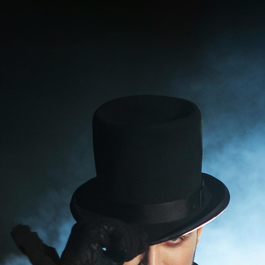 Svart hatt och rökig bakgrund.