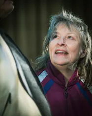 Närbild på Gunilla Röör i rollen som Rut. 