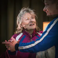 Närbild på Gunilla Röör i rollen som Rut. 