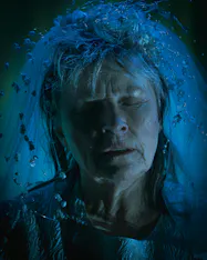 Närbild. Gunilla Röör i rollen som Rut. Skuggor över ansiktet. 