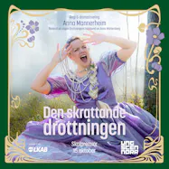 Affisch till föreställningen Den skrattande drottningen. Skådespelaren Karin Paulin i lila klänning, flera lager pärlhalsband. Trolsk, disig skog i bakgrunden. 