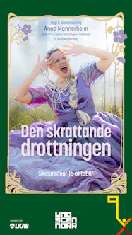Affisch till föreställningen Den skrattande drottningen. Skådespelaren Karin Paulin i lila klänning, flera lager pärlhalsband. Trolsk, disig skog i bakgrunden. 