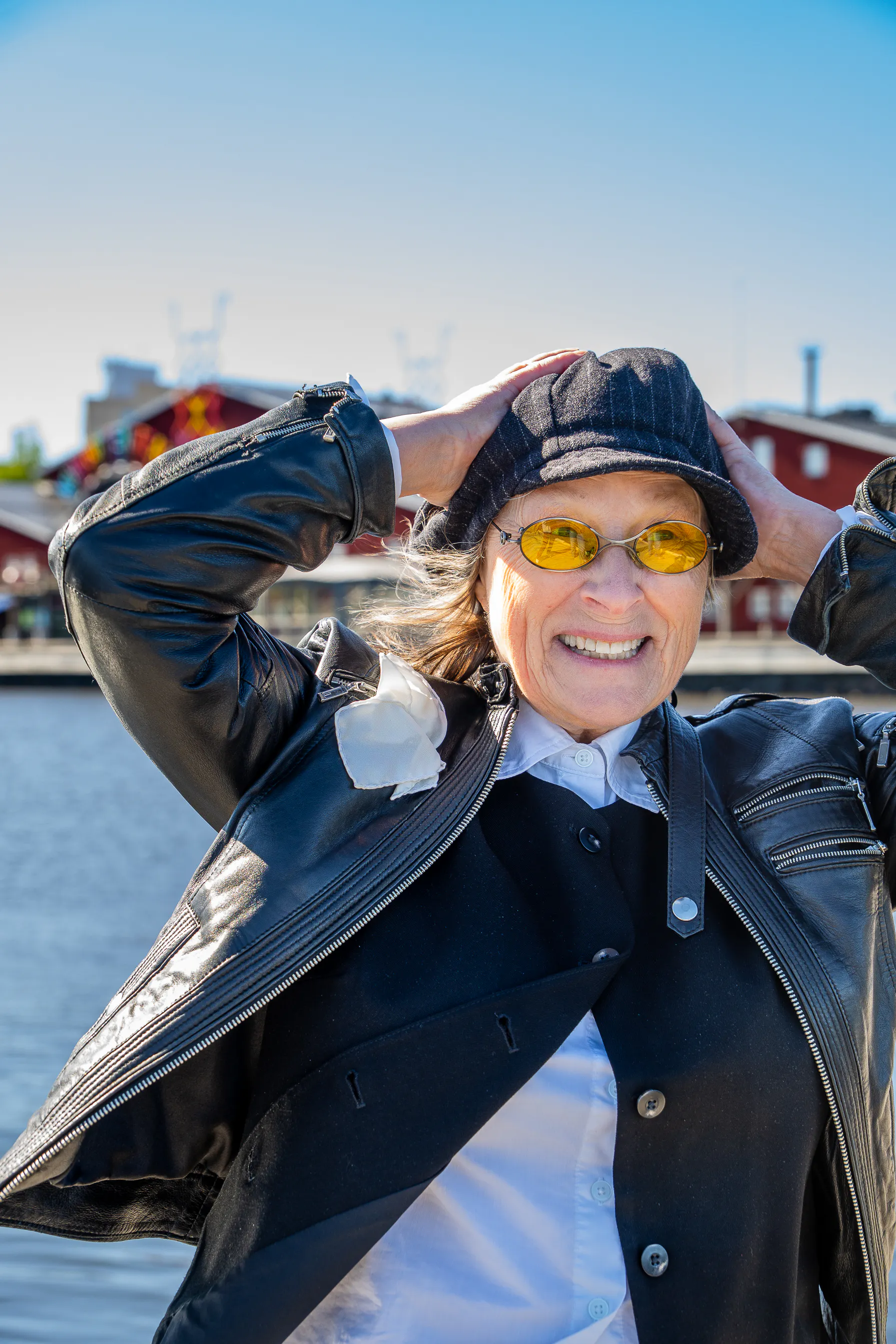 Gunilla Röör, teaterchef fram till och med den 30 juni 2026, med Norrbottensteatern i bakgrunden. 