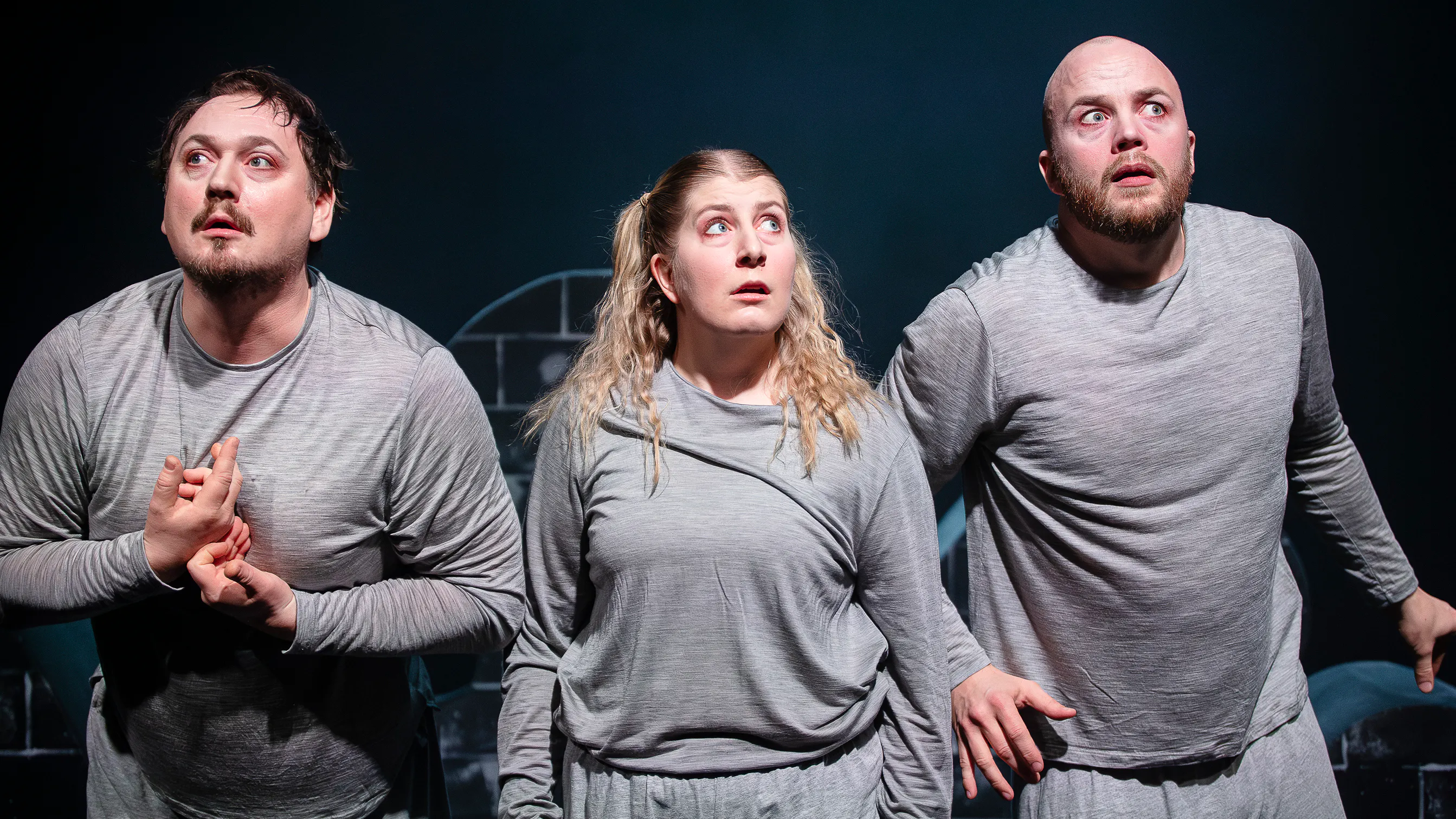 Ensemblen klädda i grå mjukiskläder. 