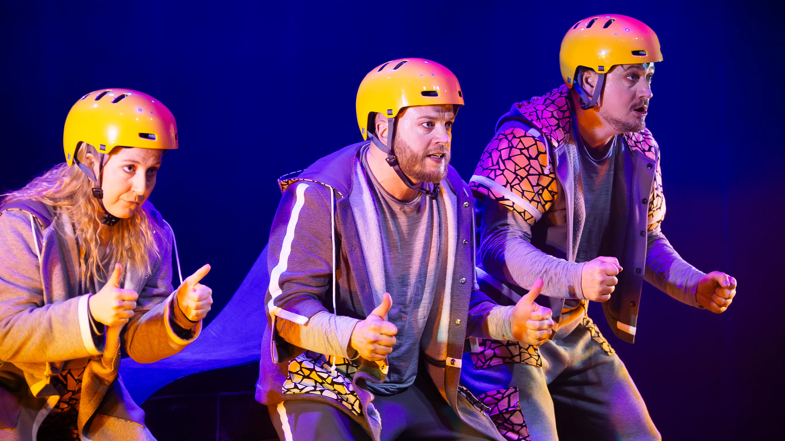 Ensemblen i Biet i huvet. Albin Grenholm, Vanja Kittelmann Flensner och Jonas Hellman Driessen. Klädda i gula hjälmar och kläder i mjukistyg. 