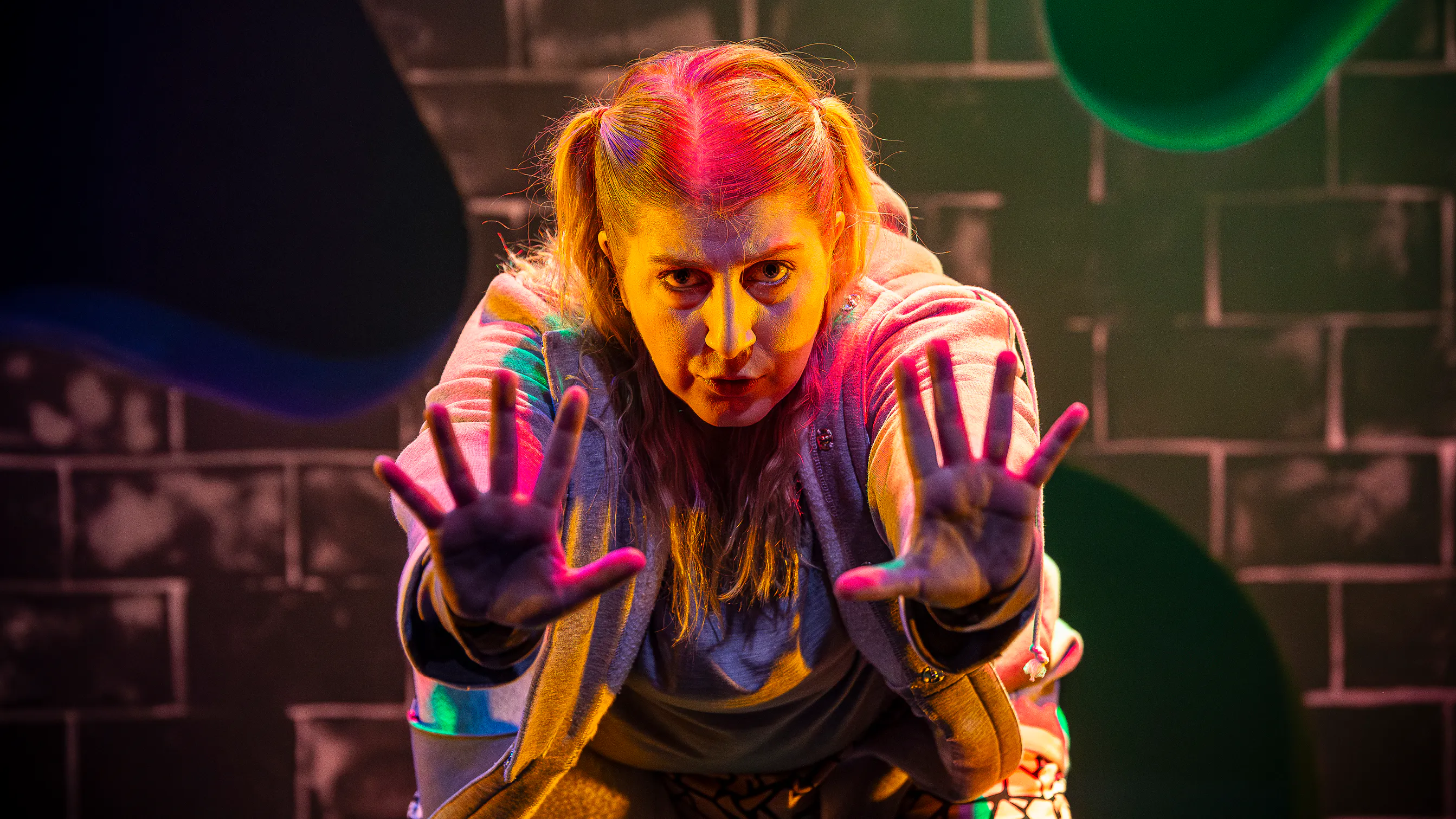 Vanja Kittelmann-Flensner i en scen med guld ljus över ansiktet. 