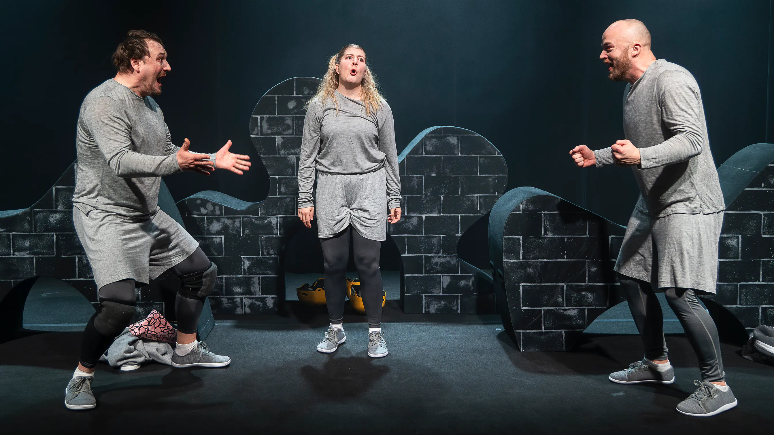 Ensemblen klädda i grå mjukiskläder. 