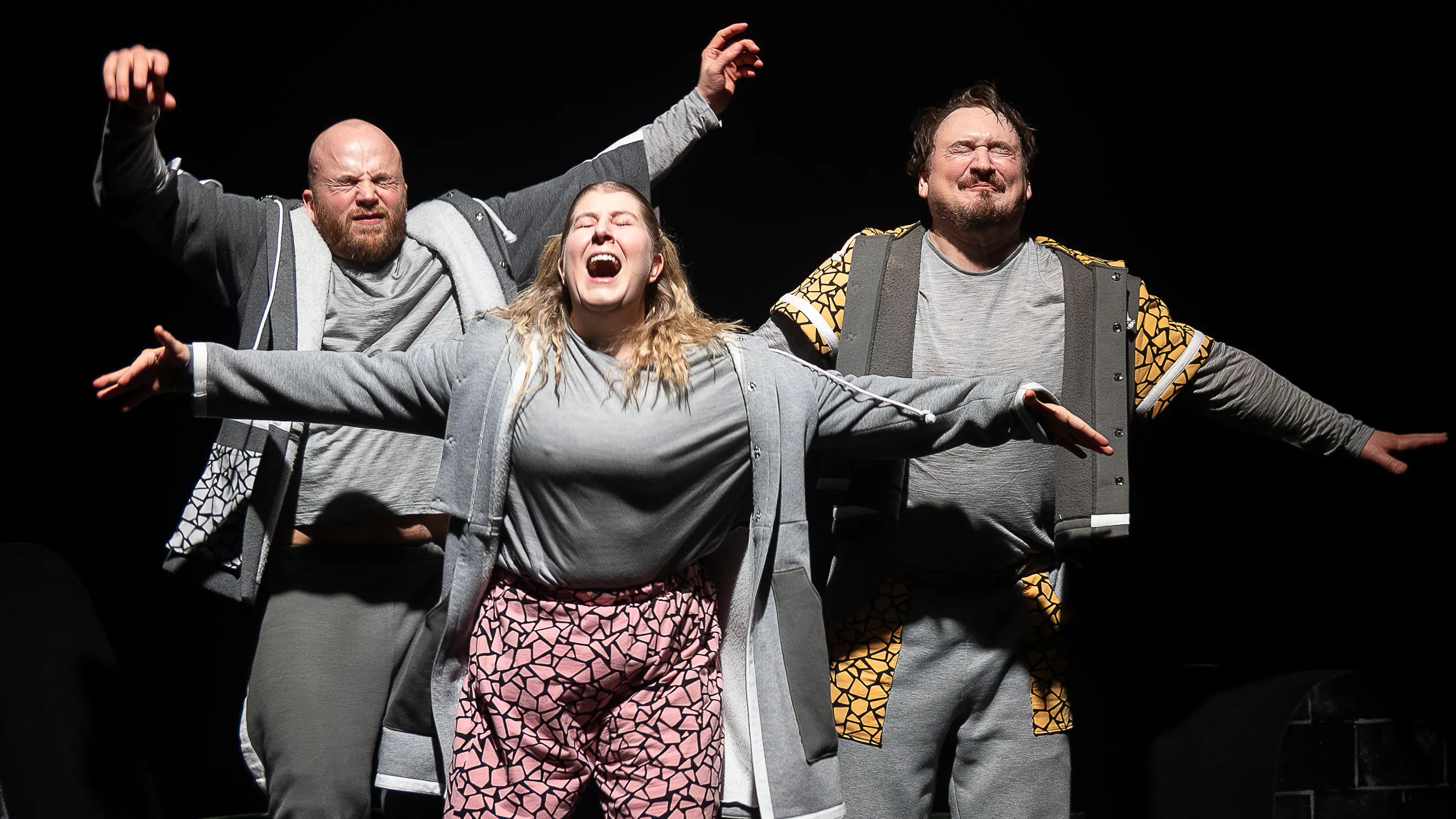 Ensemblen klädda i grå mjukiskläder. 