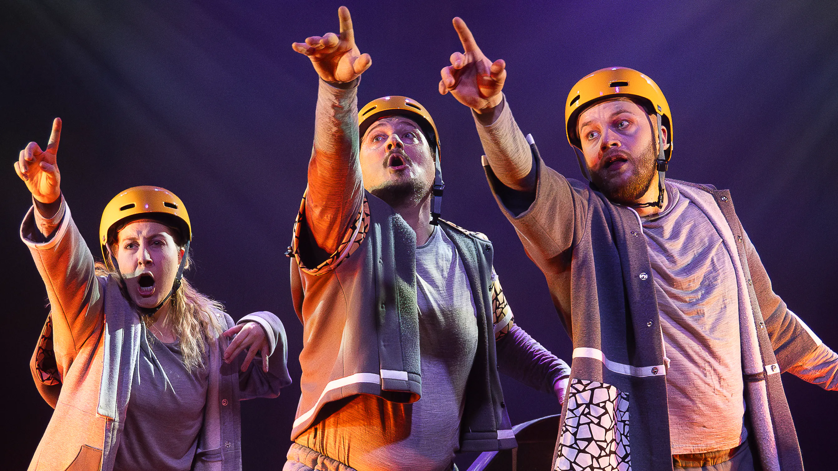 Ensemblen i Biet i huvet. Albin Grenholm, Vanja Kittelmann Flensner och Jonas Hellman Driessen. Klädda i gula hjälmar och kläder i mjukistyg. 