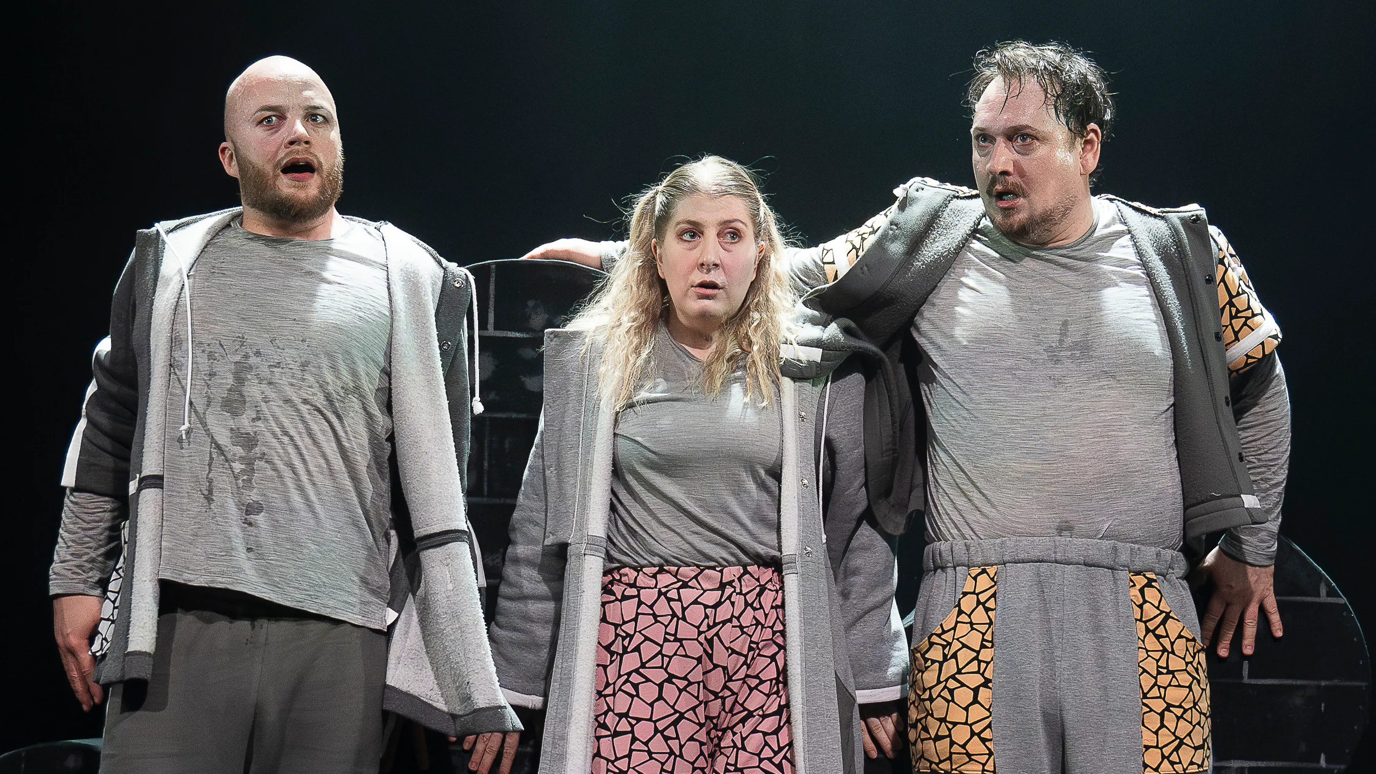 Ensemblen klädda i grå mjukiskläder. 