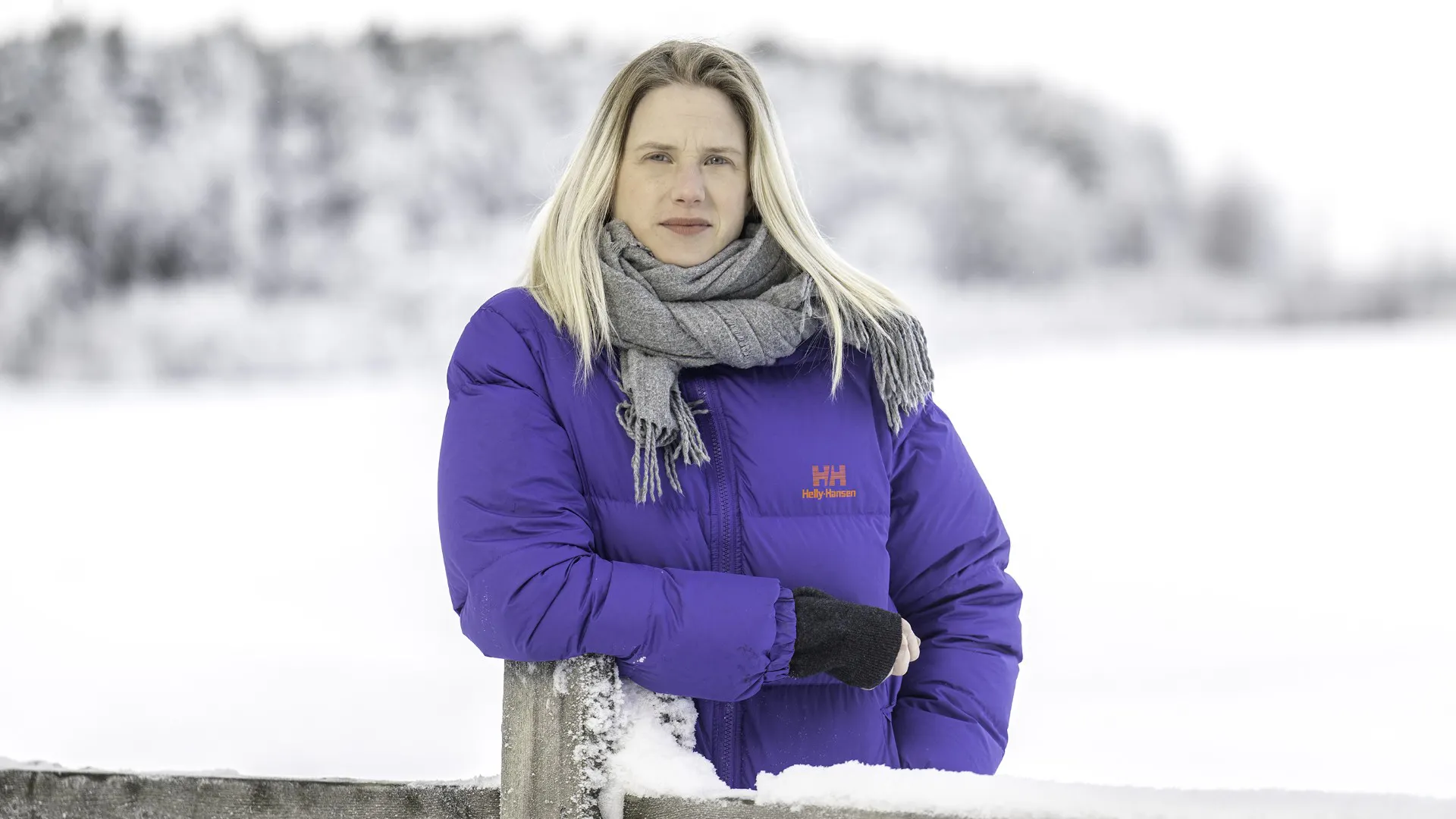 Regissör Hanna Nygårds klädd i lila dunjacka, bakgrund isen och skogen. 