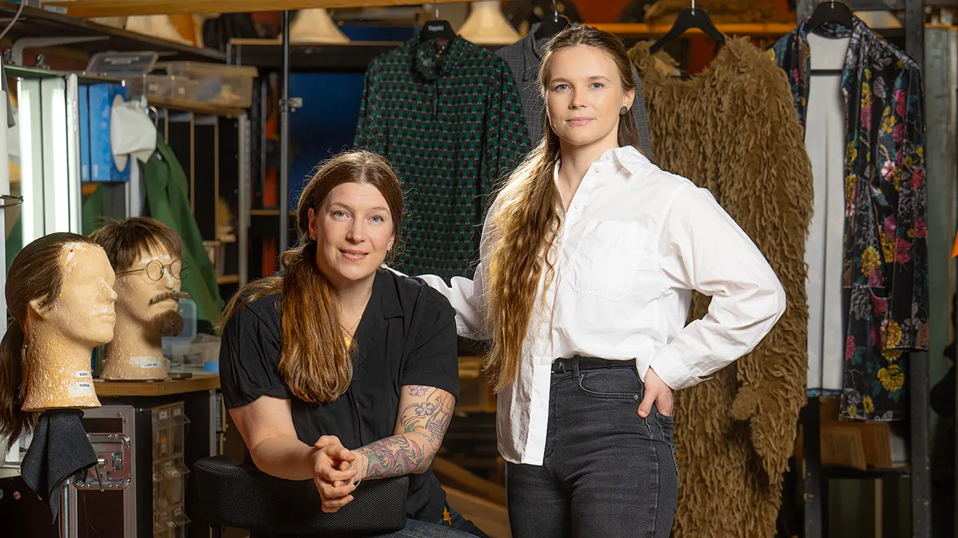 Annika Öhlund, maskdesigner, och Märta Lööv, kostymdesigner, bakom scenen. 