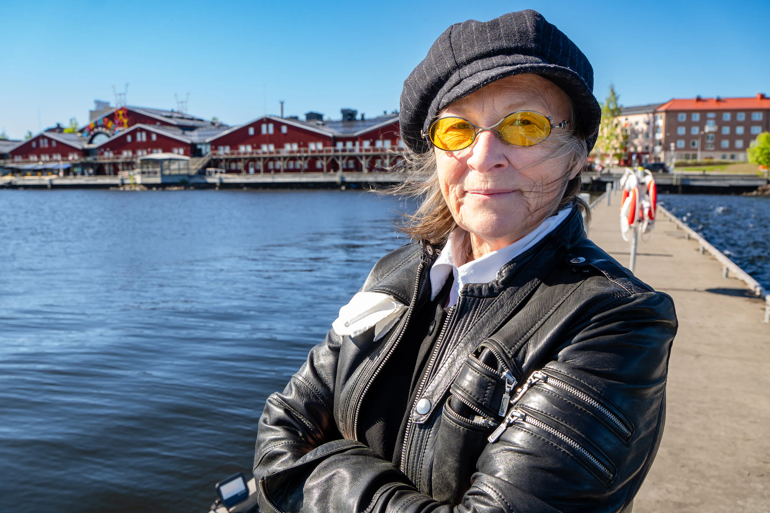 Gunilla Röör, teaterchef fram till och med den 30 juni 2026, med Norrbottensteatern i bakgrunden. 
