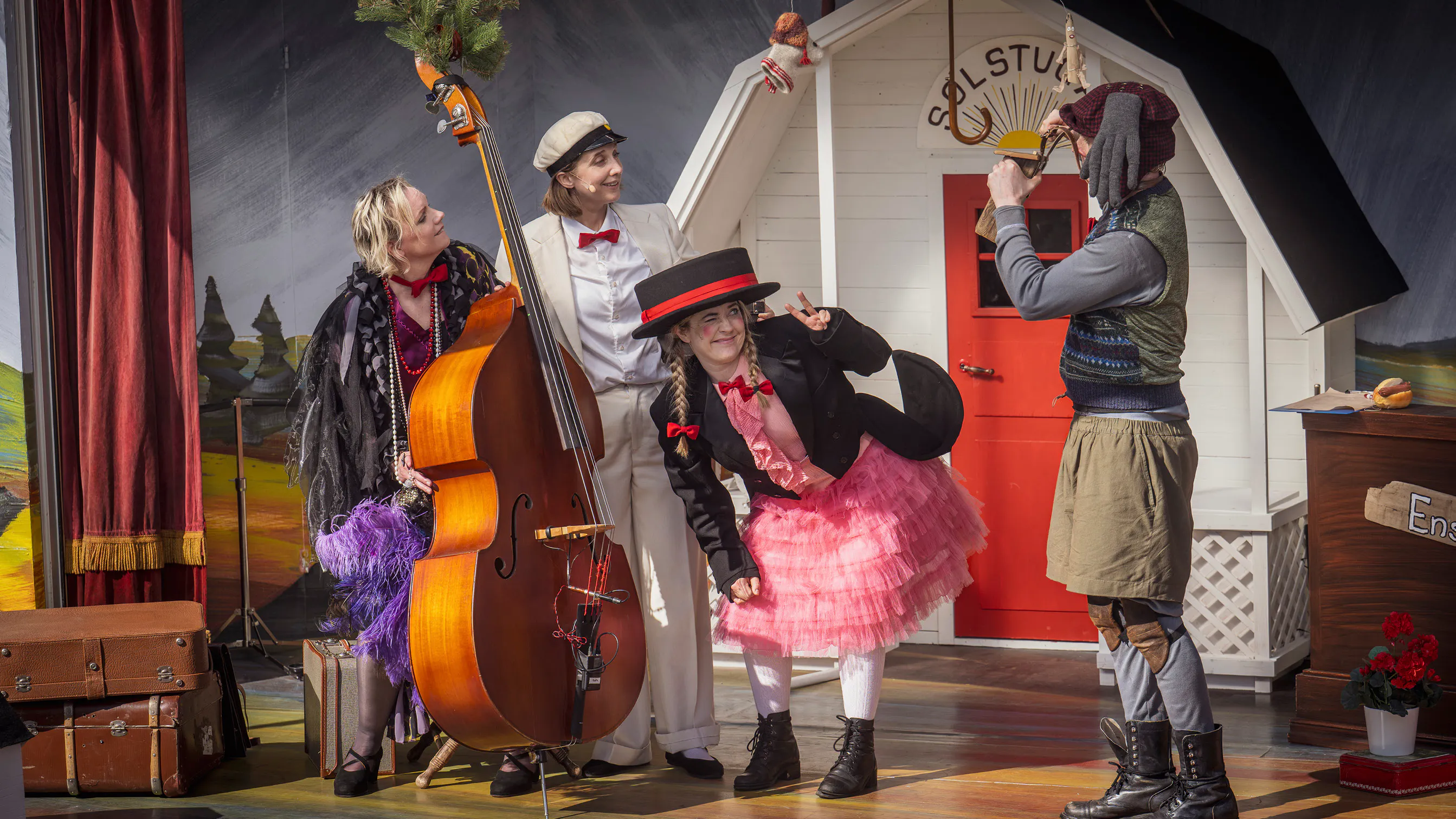 Kabaré Solstugan, sommarteater på utomhusscenen, Hägnan. 