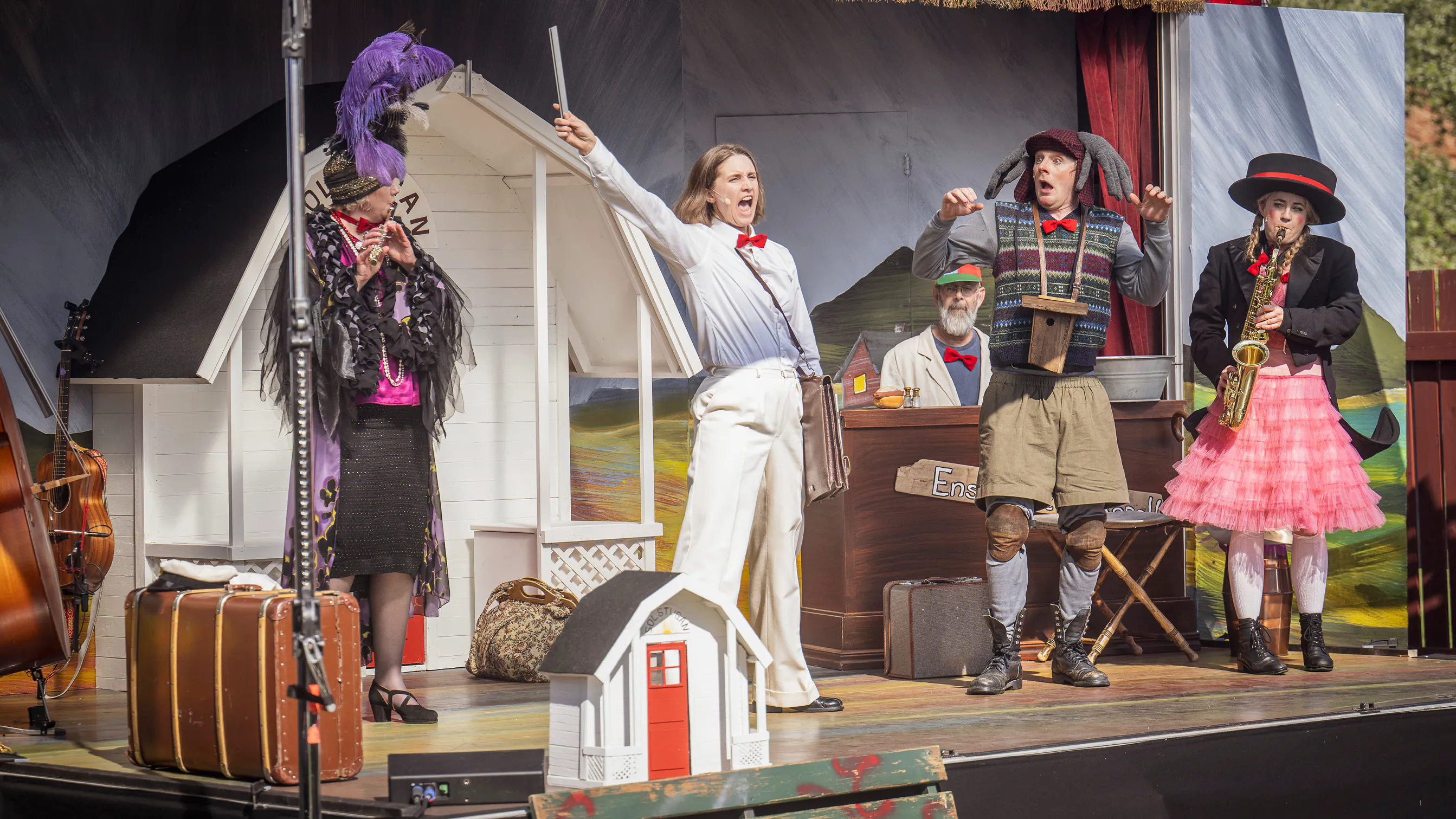 Kabaré Solstugan, sommarteater på utomhusscenen, Hägnan. 