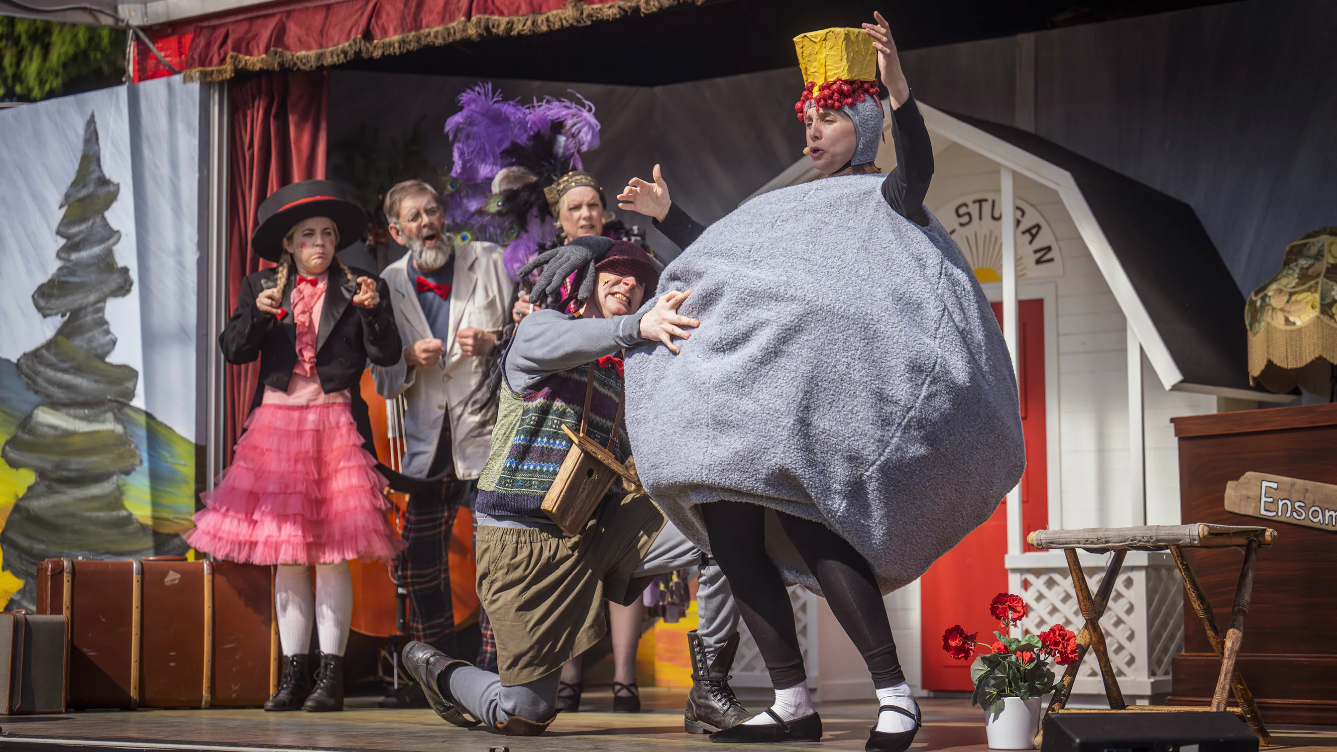 Kabaré Solstugan, sommarteater på utomhusscenen, Hägnan. 