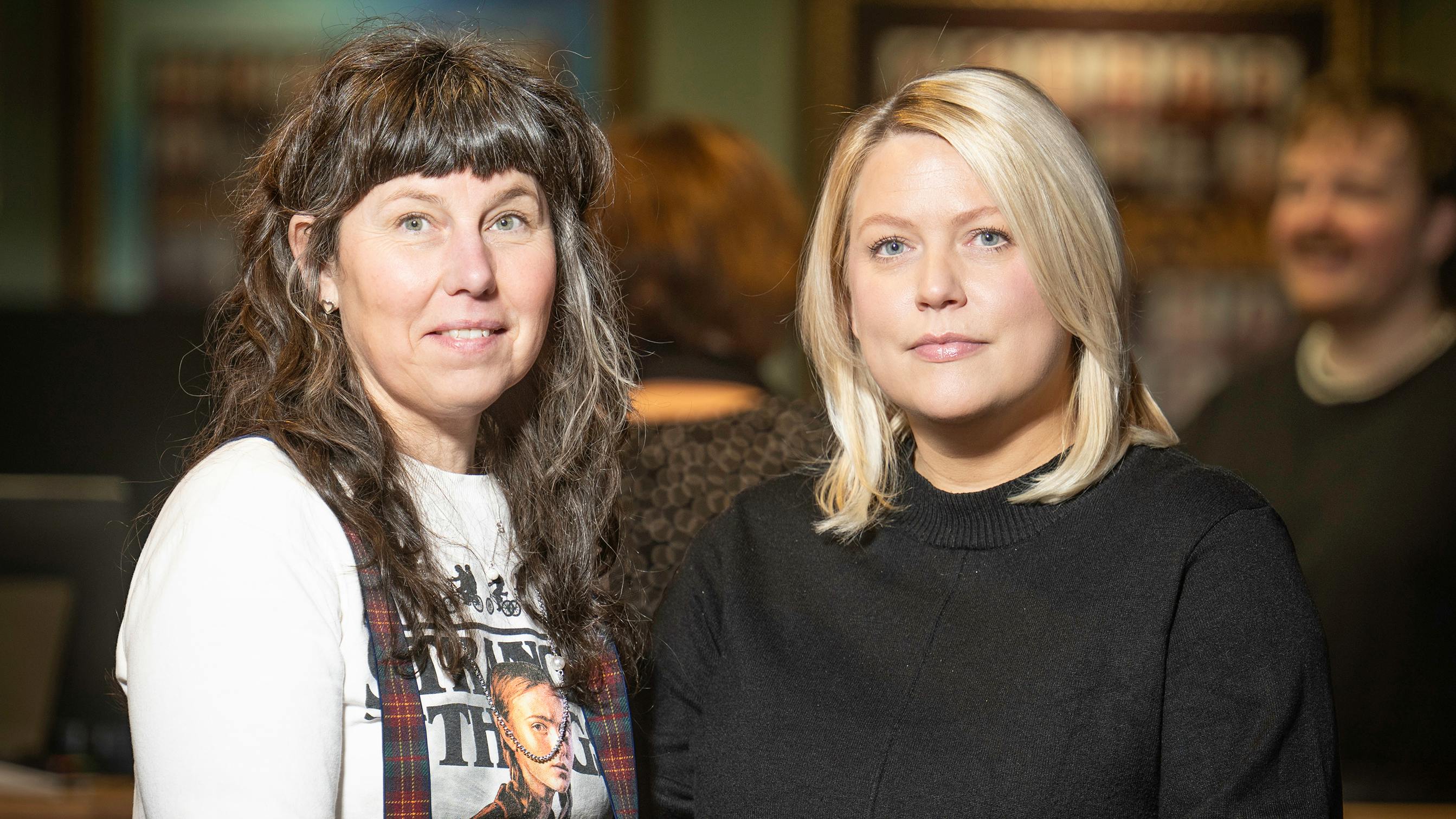 Anna Thurfjell, marknads-och försäljningschef på Norrbottensteatern och Veronika Johansson, kommunikationschef på Galären, står bredvid varandra. 