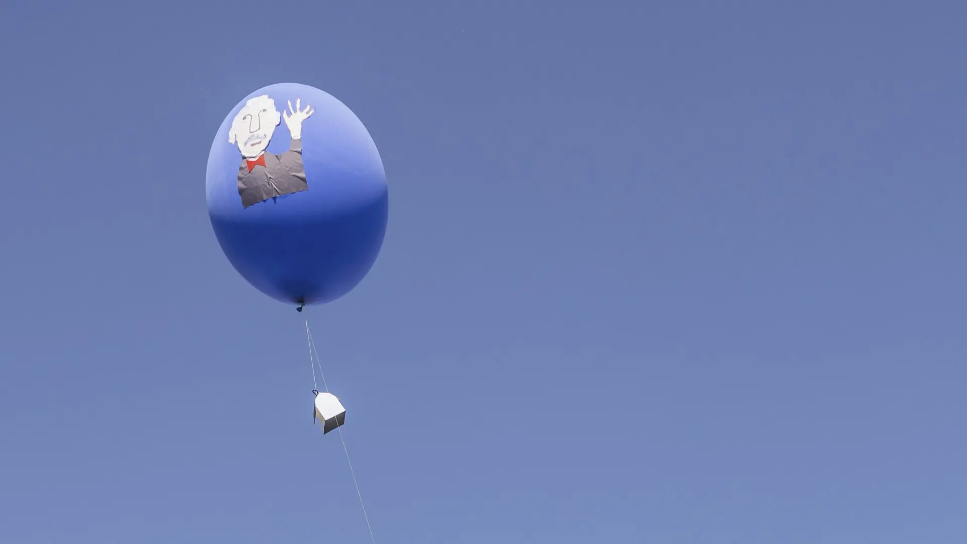 Den blå ballongen i slutscenen av Kabaré Solstugan med en teckning av Staffan Westerberg på. 
