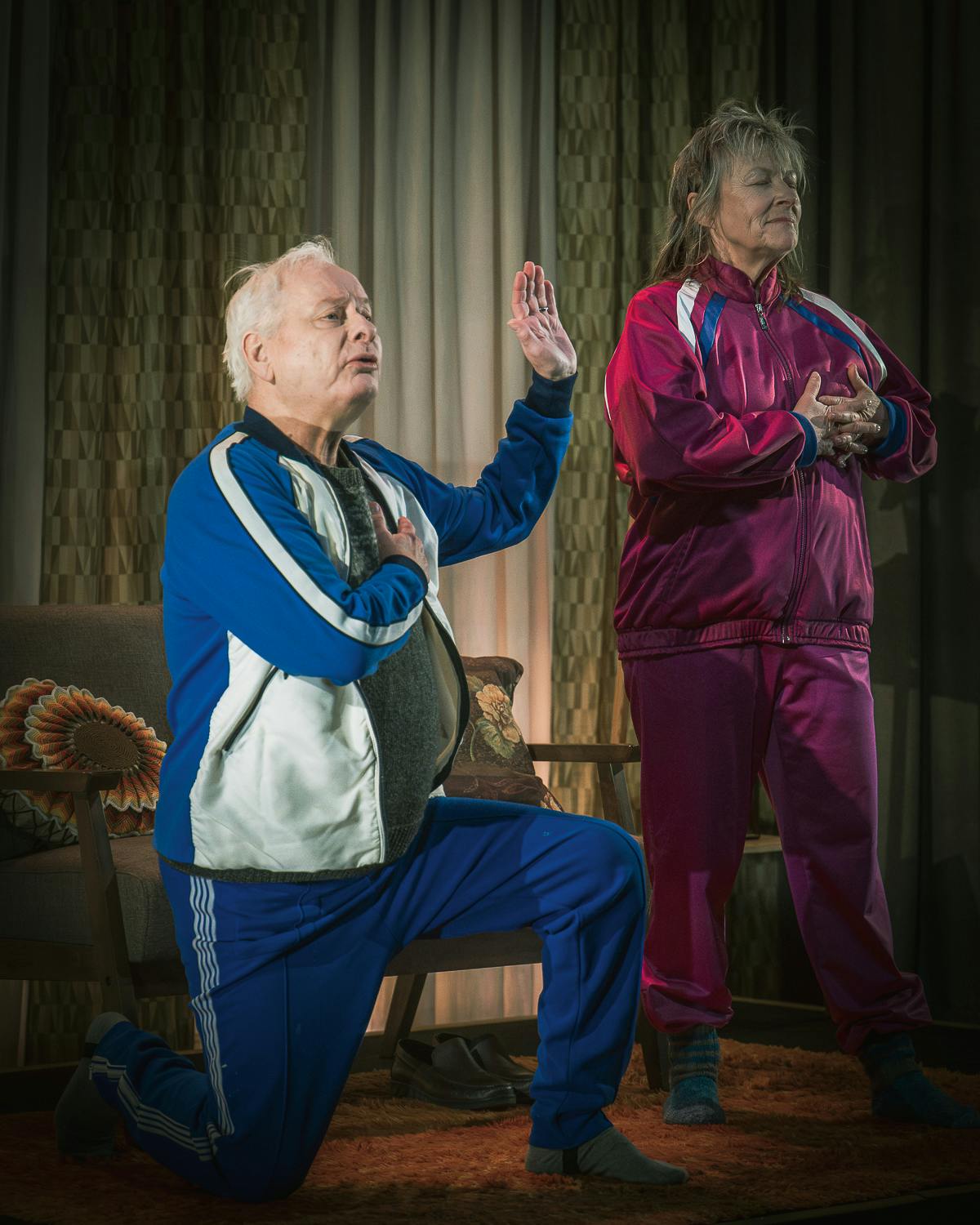 Per Sandberg och Gunilla Röör, iklädda träningsoveraller, i rollerna som Rut och Ragnar. 