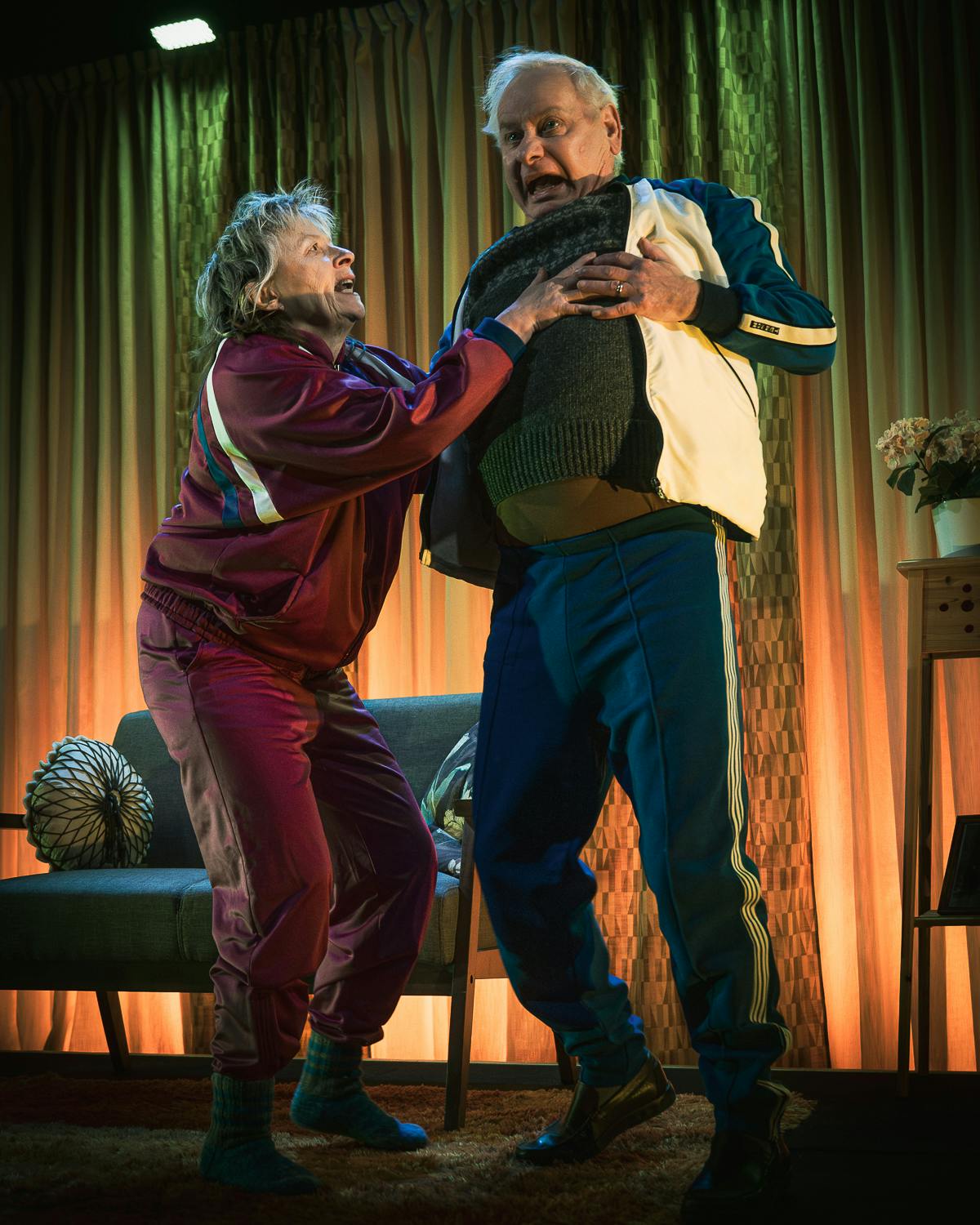 Per Sandberg och Gunilla Röör, iklädda träningsoveraller, i rollerna som Rut och Ragnar. 