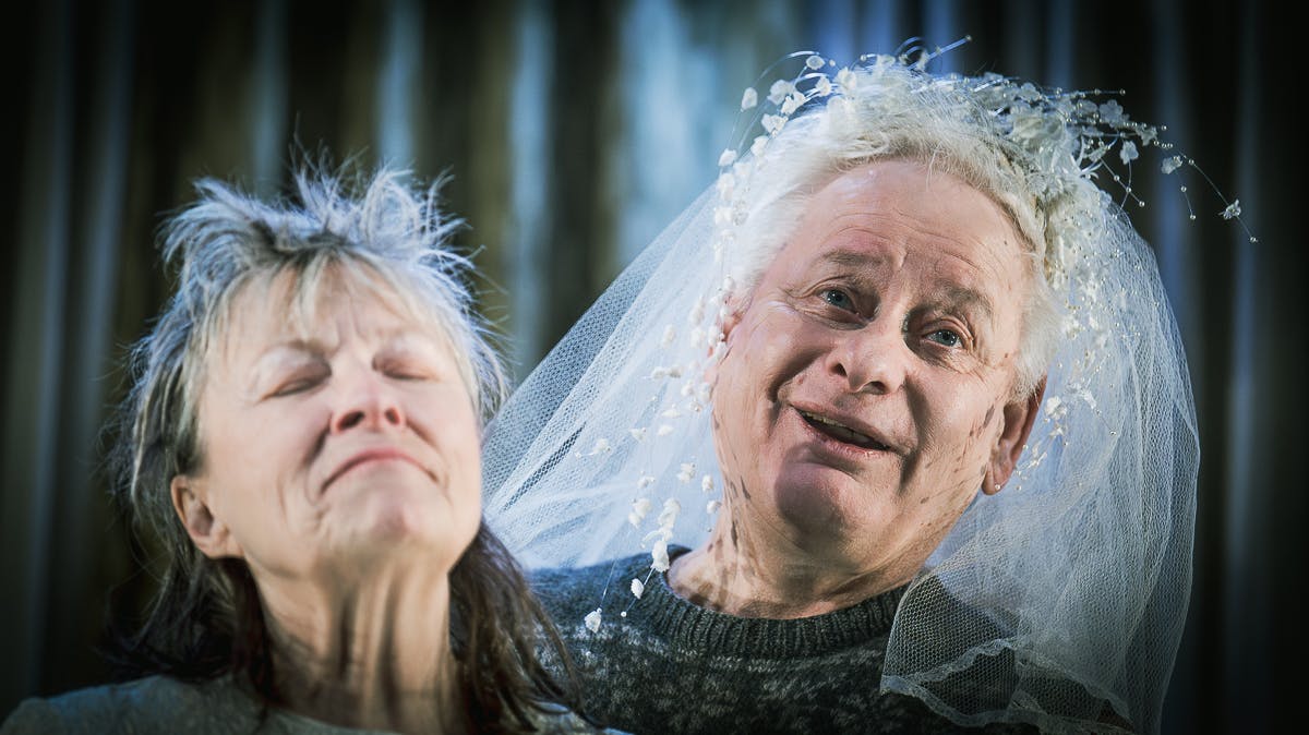 Närbild på Gunilla Röör och Per Sandberg i rollerna som Rut och Ragnar. 